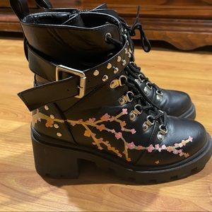 Size 7 boots. Super cute and comfy. Just clearing the closet